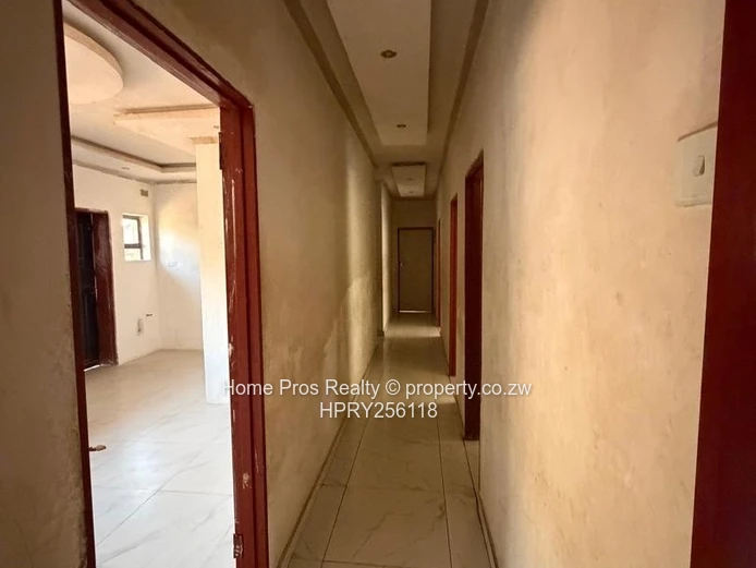 Secure Walled 3-Bed with Spacious Garden in Marimba Park