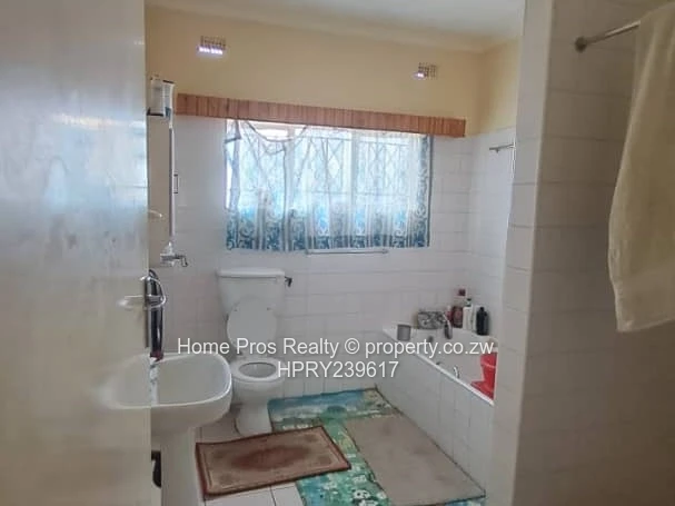 Spacious 4BR Emerald Hill Home on 2030m² — Borehole