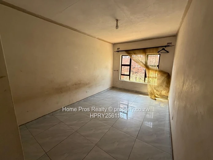 Secure Walled 3-Bed with Spacious Garden in Marimba Park