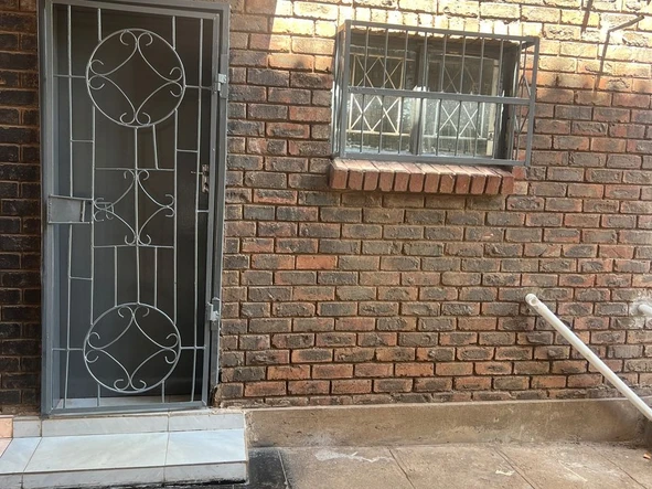 2 Bedroom Flat & Apartment