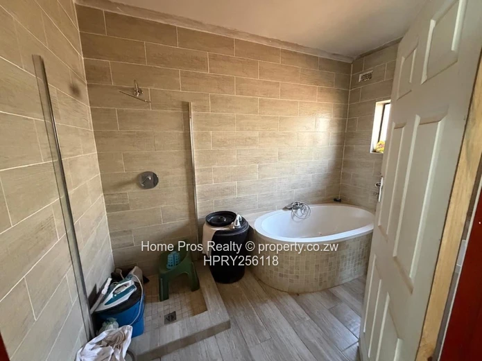 Secure Walled 3-Bed with Spacious Garden in Marimba Park
