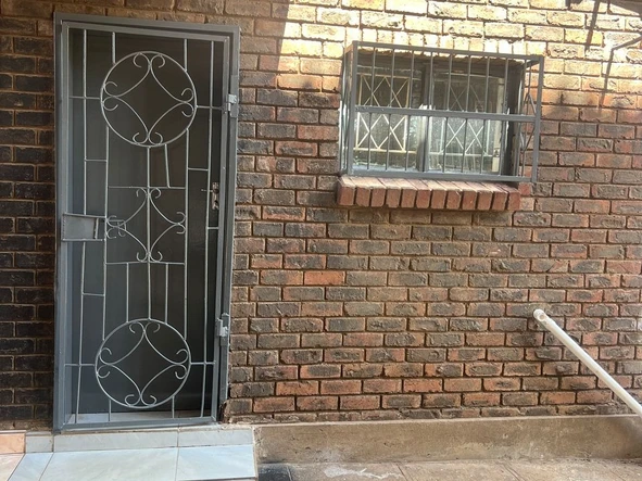 2 Bedroom Flat & Apartment
